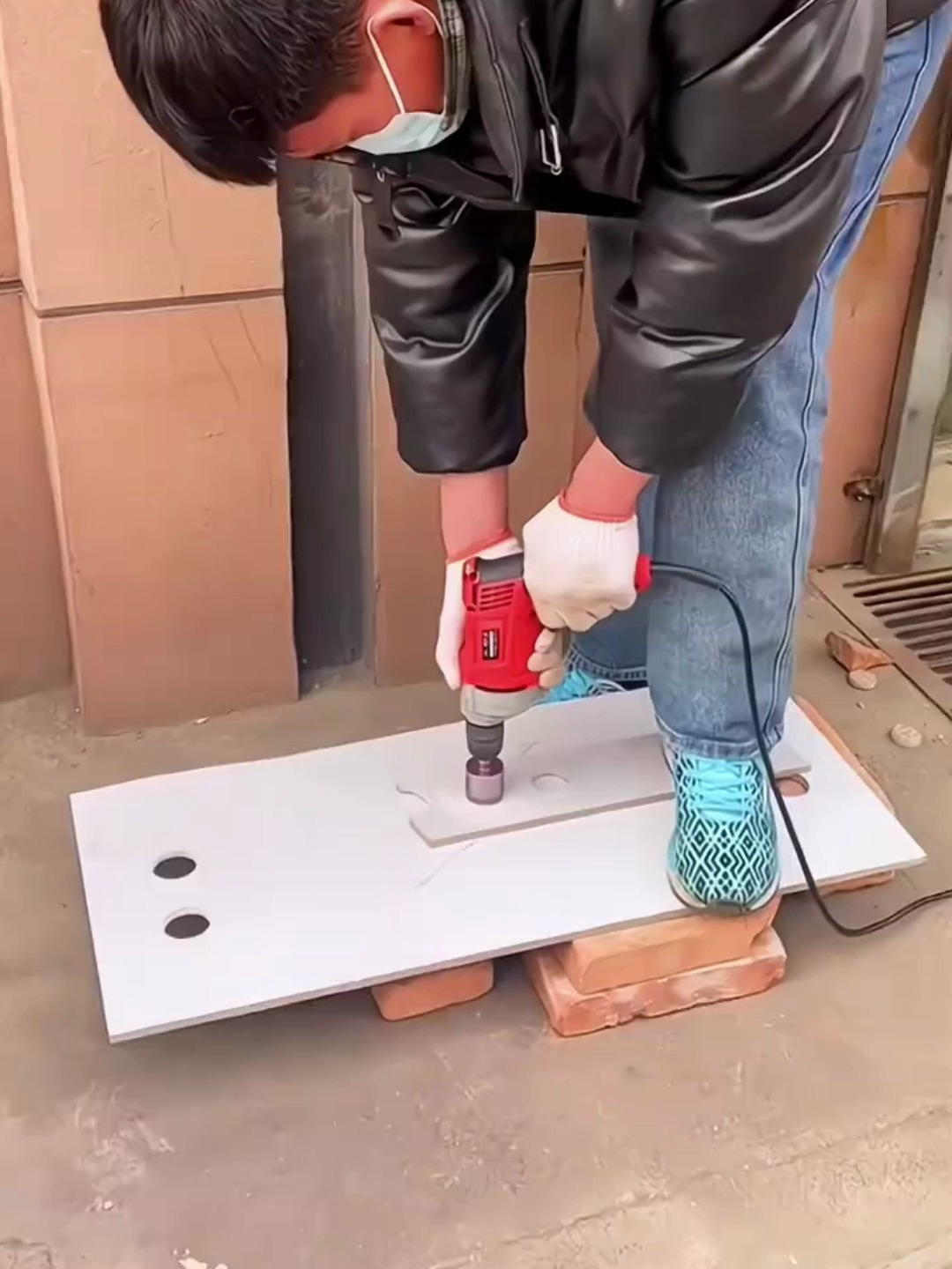 瓷砖打的孔怎么恢复(瓷砖打完孔以后怎么补?)